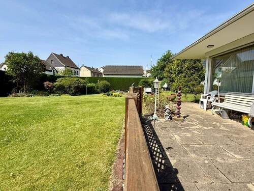 Hausansicht und Garten - 