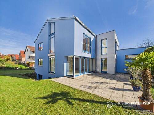 Hausansicht - Großzügige Doppelhaushälfte mit Sichtdachstuhl, außergewöhnlichem Wohnambiente und idyllischem Garten