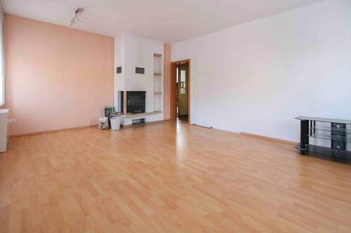 1. OG Wohnzimmer mit Blick auf Kamin - 