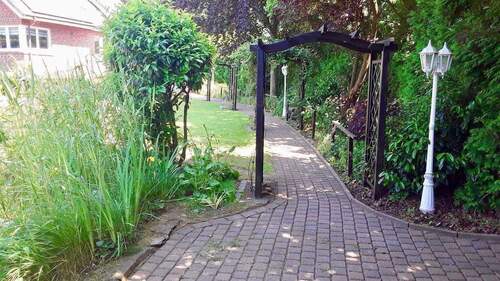 neue Pflasterungen und überall Wege - 