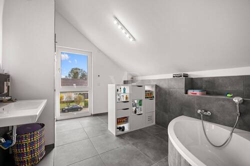 großes Dusch- Wannenbad - 