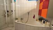 Tageslichtbad mit Wanne und Dusche Gartengeschosswohnung - 