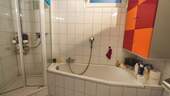 Tageslichtbad mit Wanne und Dusche Gartengeschosswohnung - 