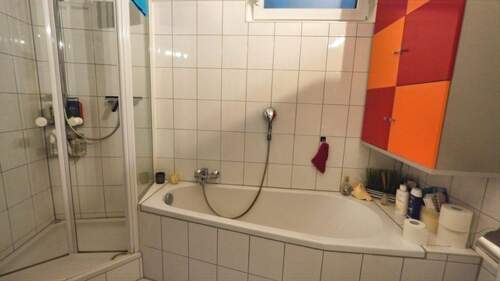 Tageslichtbad mit Wanne und Dusche Gartengeschosswohnung - 