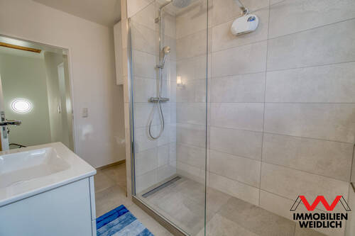 Neues Bad mit großer Dusche - 