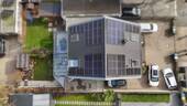 Dach mit Solarmodulen - 