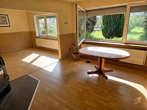 großes helles Wohnzimmer - 