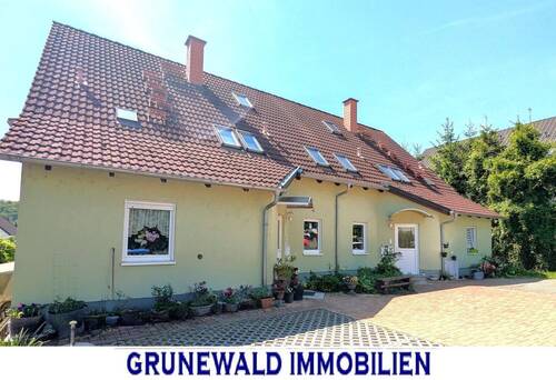 Ansichten - Zwei Doppelhaushälften mit insgesamt vier Wohneinheiten, Garten und Stellplätzen
