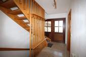Hauseingang und Treppenhaus - 