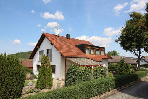 Seitansicht - 6 Zimmer Mehrfamilienhaus, Wohnhaus zum Kaufen in Lauda-Königshofen