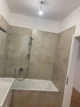 Badezimmer - Etagenwohnung mit 100,00 m&sup2; in Köln zur Miete