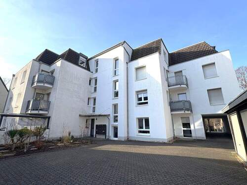 Haus (hinten) - Was will man mehr: Hochwertig renovierte 3-Zi-DG-WHG, 2 Balkone, PROVISIONSFREI, zentral und ruhig