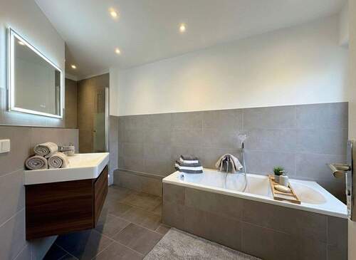 Bad (KI-möbliert) - 