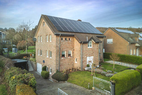 Titelbild - Freistehendes, umfassend modernisiertes Einfamilienhaus mit traumhaftem Garten in Gemmenich