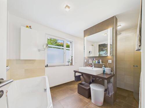 Badezimmer - Etagenwohnung mit 122,00 m² in Nürtingen zum Kaufen