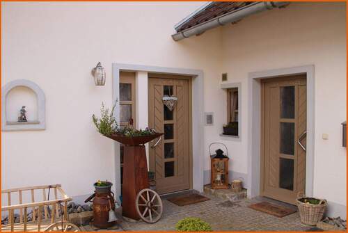 rechts - Zugang Altbau - 