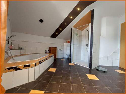 Bad mit Wanne und Dusche - 