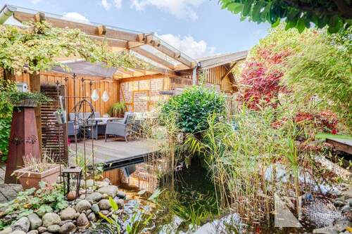 Überdachte Terrasse mit Teichblick - 