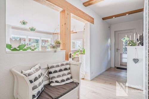 Heller und charmanter Flur - 5 Zimmer Doppelhaushälfte in Brietlingen