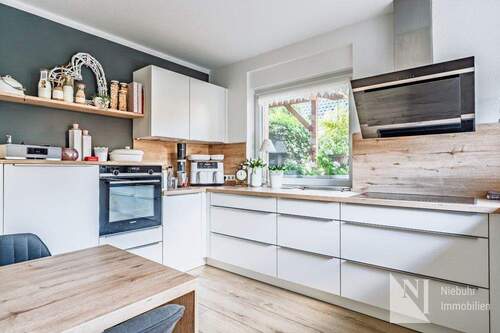 Wohnküche mit Marken-Einbaugeräten - 