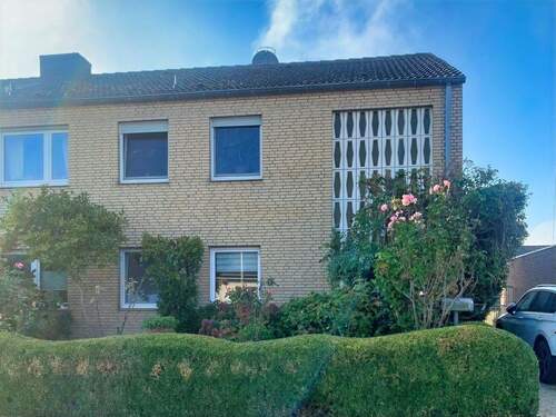 Hausansicht - Gartenidylle, ideal für Familien!