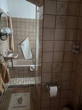 Bad mit Badewanne und Dusche - 