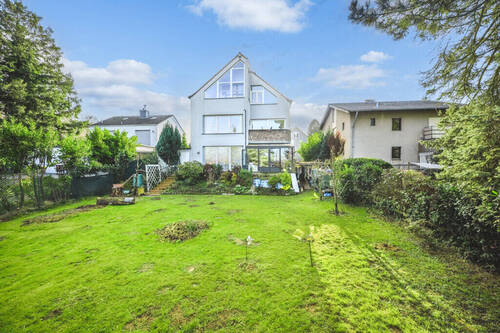 Rückansicht - Exklusives Zweifamilienhaus mit 2 Garagen, großzügigem Grundstück und sonnigem Garten in sehr begehrter Lage