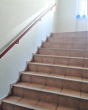 Treppenhaus - 3 Zimmer Etagenwohnung zum Kaufen in Dresden