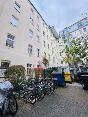 Müllplatz im Hinterhof - 