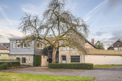 Titelbild - Baudenkmal in Alt Breinig! Zwei verbundene Einfamilienhäuser mit 9 Garagen und großem Grundstück
