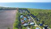 Luftbild mit Blick nach Westen - Bungalow mit 70,00 m&sup2; in Ahrenshoop zum Kaufen