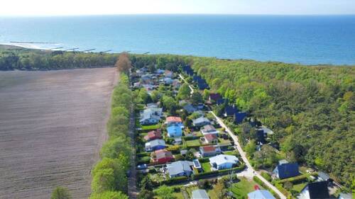 Luftbild mit Blick nach Westen - Bungalow mit 70,00 m&sup2; in Ahrenshoop zum Kaufen