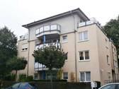 Gebäudeansicht - Kleine 3-Zimmer-Wohnung mit Balkon sucht neuen Mieter!
