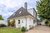 Bild 1 - Modernes Wohnen mit dem gewissen Etwas - Großzügiges Einfamilienhaus mit Blick ins Grüne