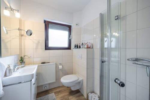 Gäste-WC mit Dusche - 