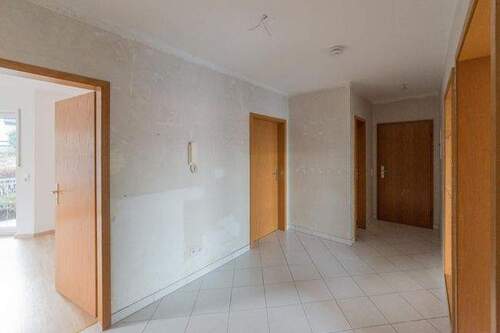 Flur - Etagenwohnung mit 92,80 m&sup2; in Freital zur Miete