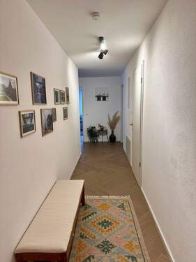 Flur vom Wohnungseingang - 3 Zimmer Etagenwohnung in Rottenburg a.d. Laaber