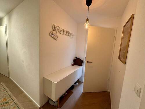 Flur zu Abstellraum - Etagenwohnung mit 100,00 m&sup2; in Rottenburg a.d. Laaber zum Kaufen