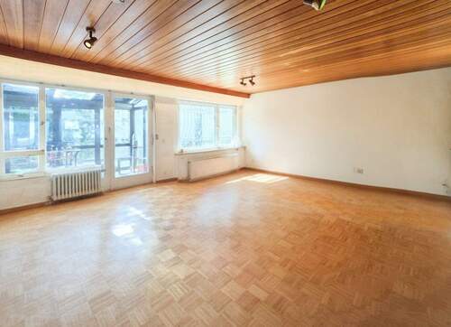 Wohnzimmer mit KI geräumt - 8 Zimmer Doppelhaushälfte in Ludwigsburg