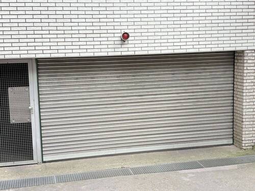 Tor zur Tiefgarage - 4 Zimmer Etagenwohnung in Krefeld
