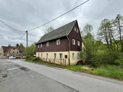 Außenansicht des Hauses - Schnuckeliges Haus zur Sanierung in Thürmsdorf