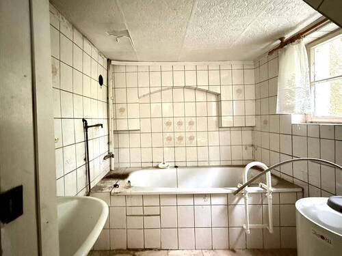 Bad mit Wanne - 