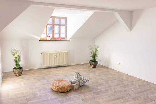 Wohnzimmer - 3-Raum-Dachgeschosswohnung mit Badewanne