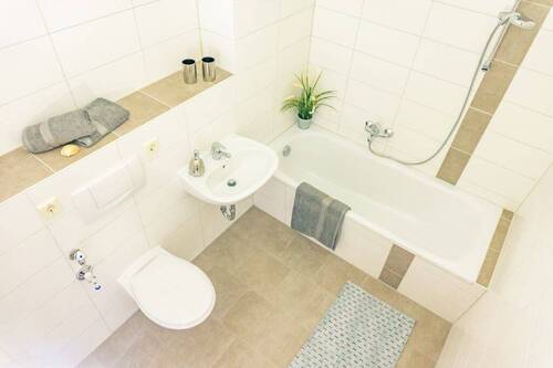 Bad mit Wanne - 3 Zimmer Etagenwohnung in Chemnitz