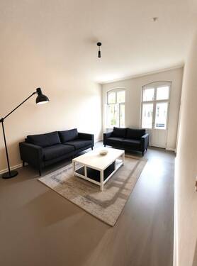 Wohnzimmer (KI optimiert) - Renovierte 2 Zimmer Wohnung mit Balkon in Top Lage!