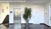 Eingangshalle - Aufzug / Behinderten-WC - 