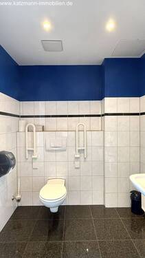 Behinderten-WC (barrierefrei, in der Eingangshalle) - 