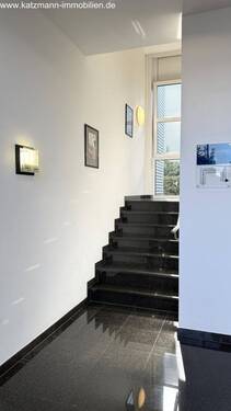 Eingangshalle - Treppe zum OG (sw Marmor) - 