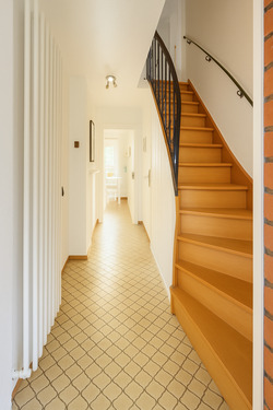 Heller Eingangsbereich mit Treppe ins Obergeschoss - 