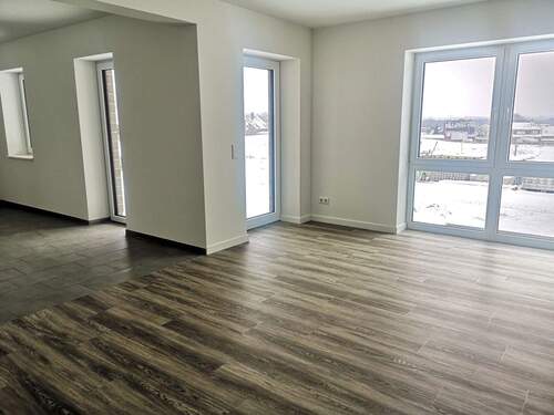 Wohnzimmer und Küche mit Terrasse - 